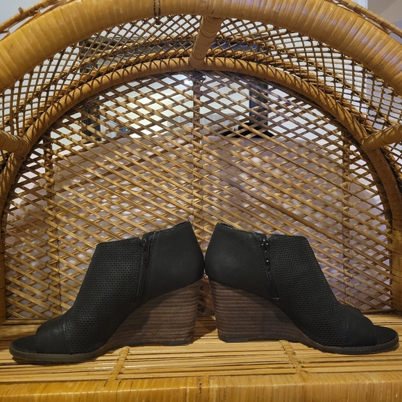 Lucky Peep Toe Wedges - Picture 2 of 7